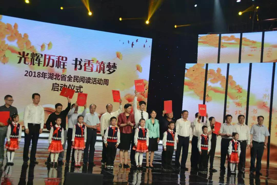 陳浩成董事長與領(lǐng)導(dǎo)及獲獎(jiǎng)選手合影